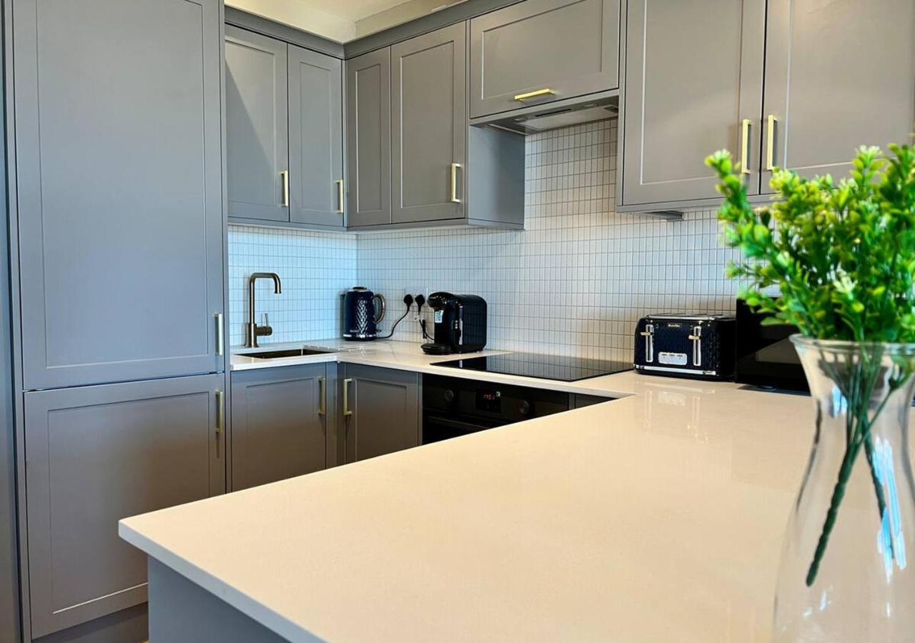 Beachfront Bliss With Sea Views Sleeps 7 *