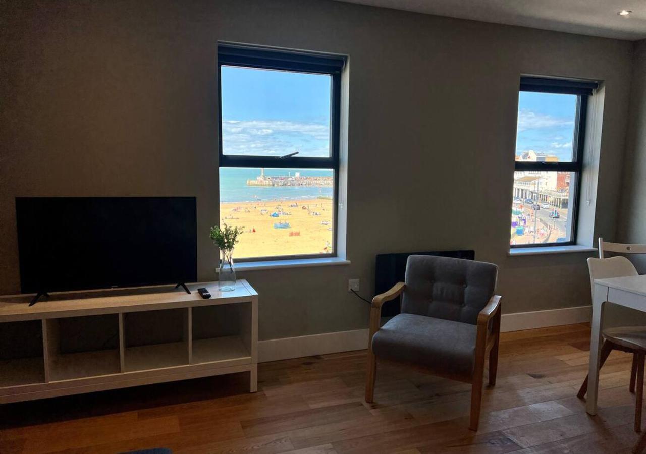Beachfront Bliss With Sea Views Sleeps 7 *